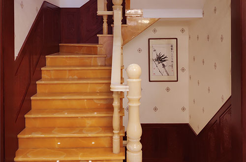 凌云中式别墅室内汉白玉石楼梯的定制安装装饰效果